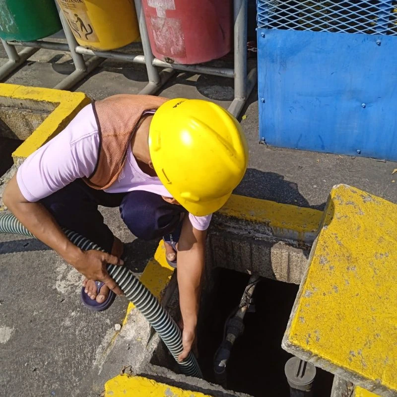 Teknisi CV Karya Utama Solusi membersihkan saluran drainase di Bogor